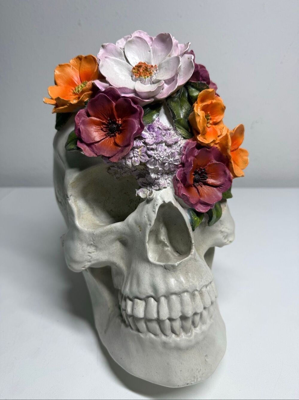 WHITE SKULL HEAD FIGURE FLOWERS HALLOWEEN TABLETOP DECOR 11” SEE DESCRIPTION